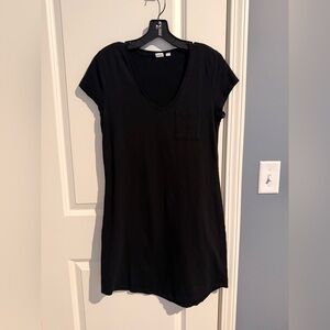 Good Condition
Gap Black V-Neck Women’s T-Shirt Dress